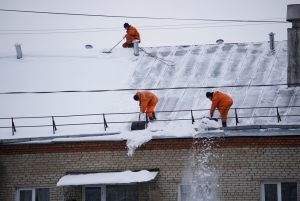 Чистка снега и сосулек с крыш